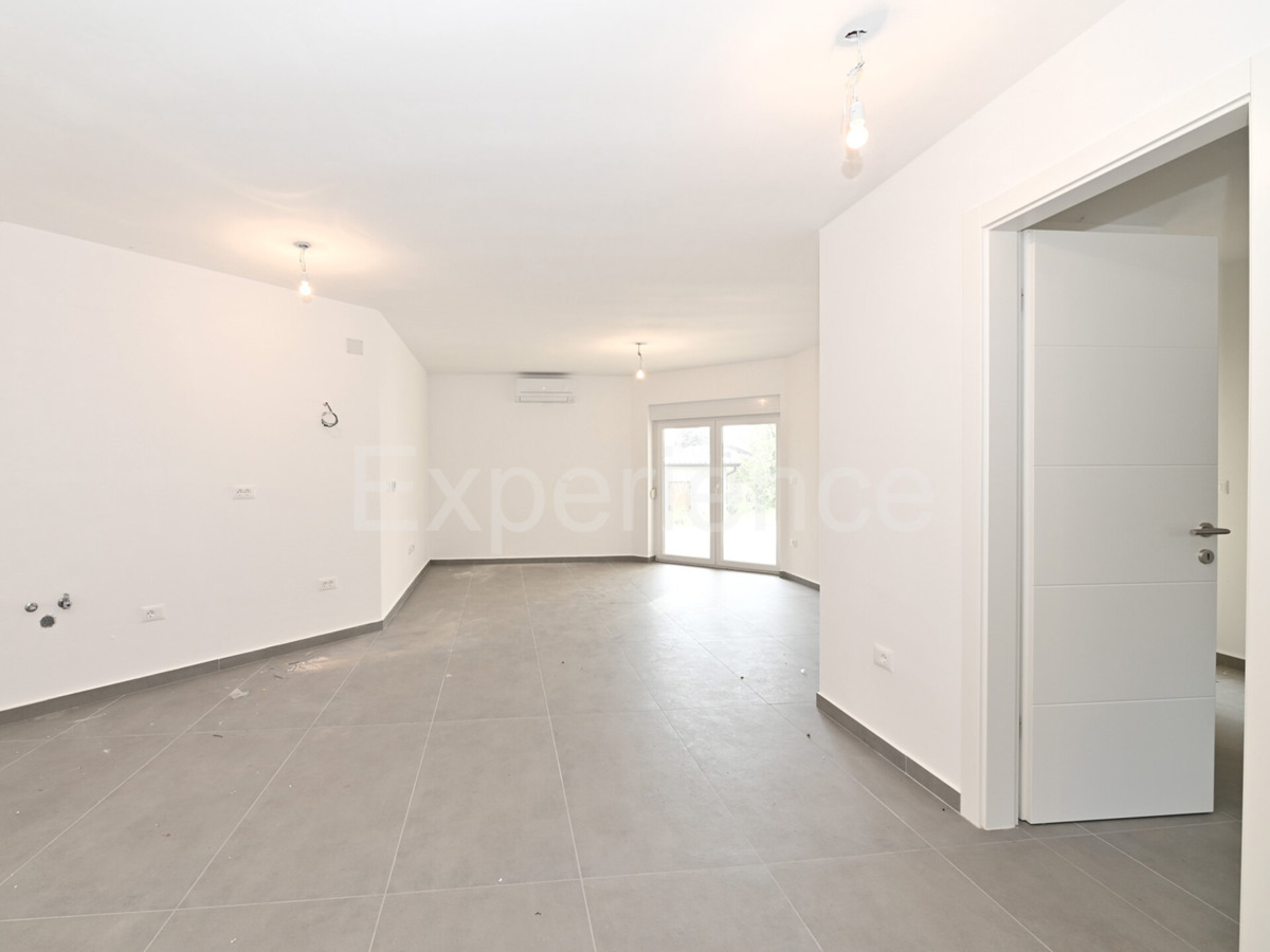 Savudrija – 500 m dalla spiaggia, appartamento al piano terra con giardino e garage!