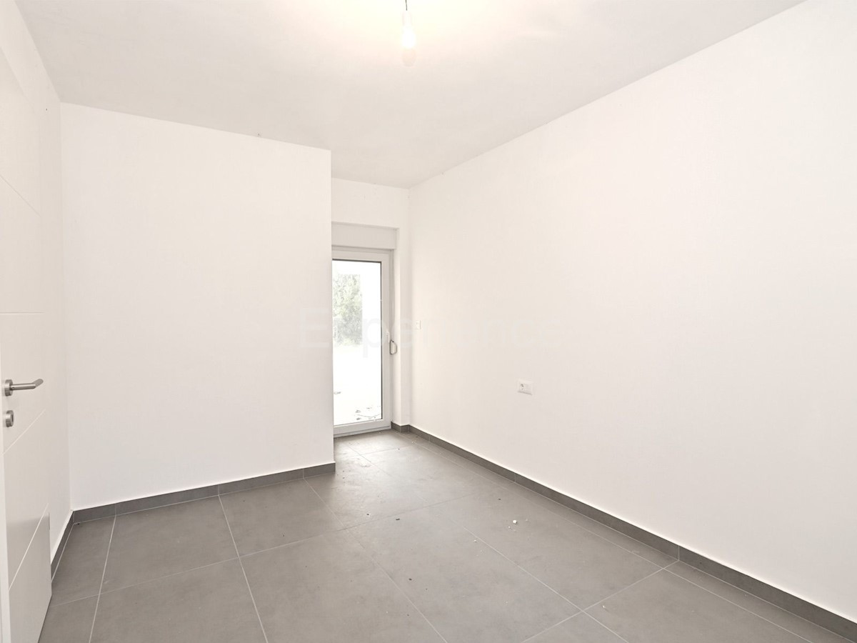 Savudrija – 500 m dalla spiaggia, appartamento al piano terra con giardino e garage!