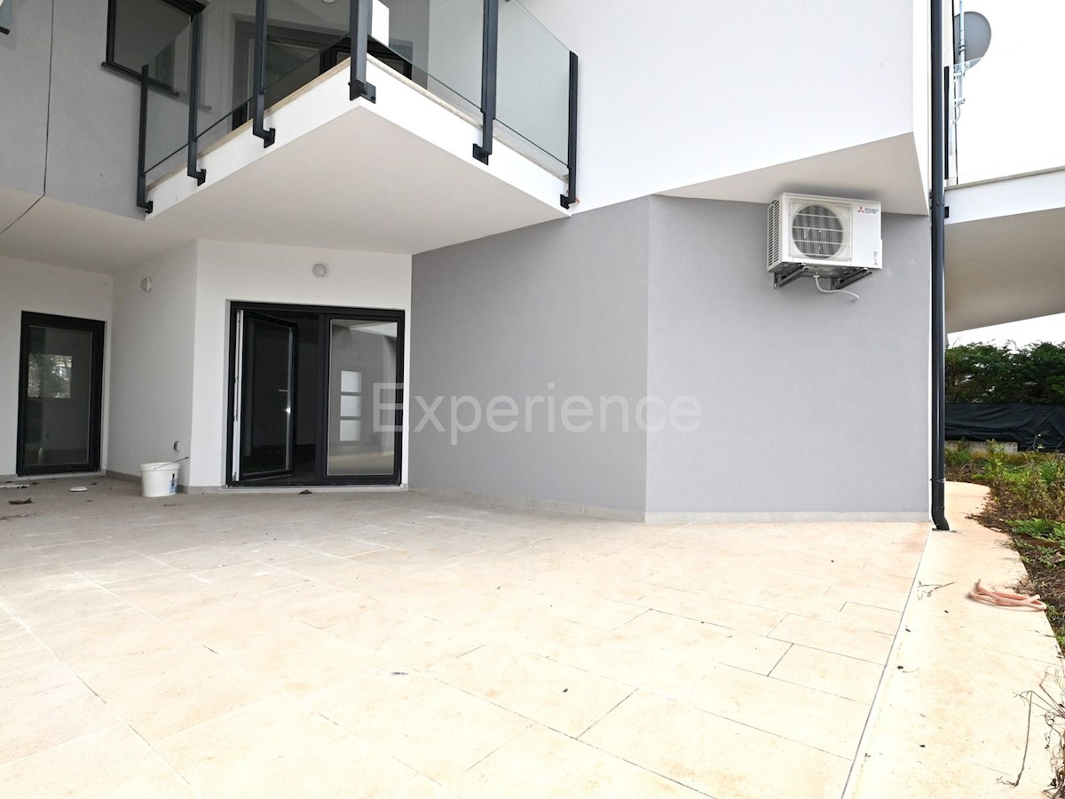 Savudrija – 500 m dalla spiaggia, appartamento al piano terra con giardino e garage!