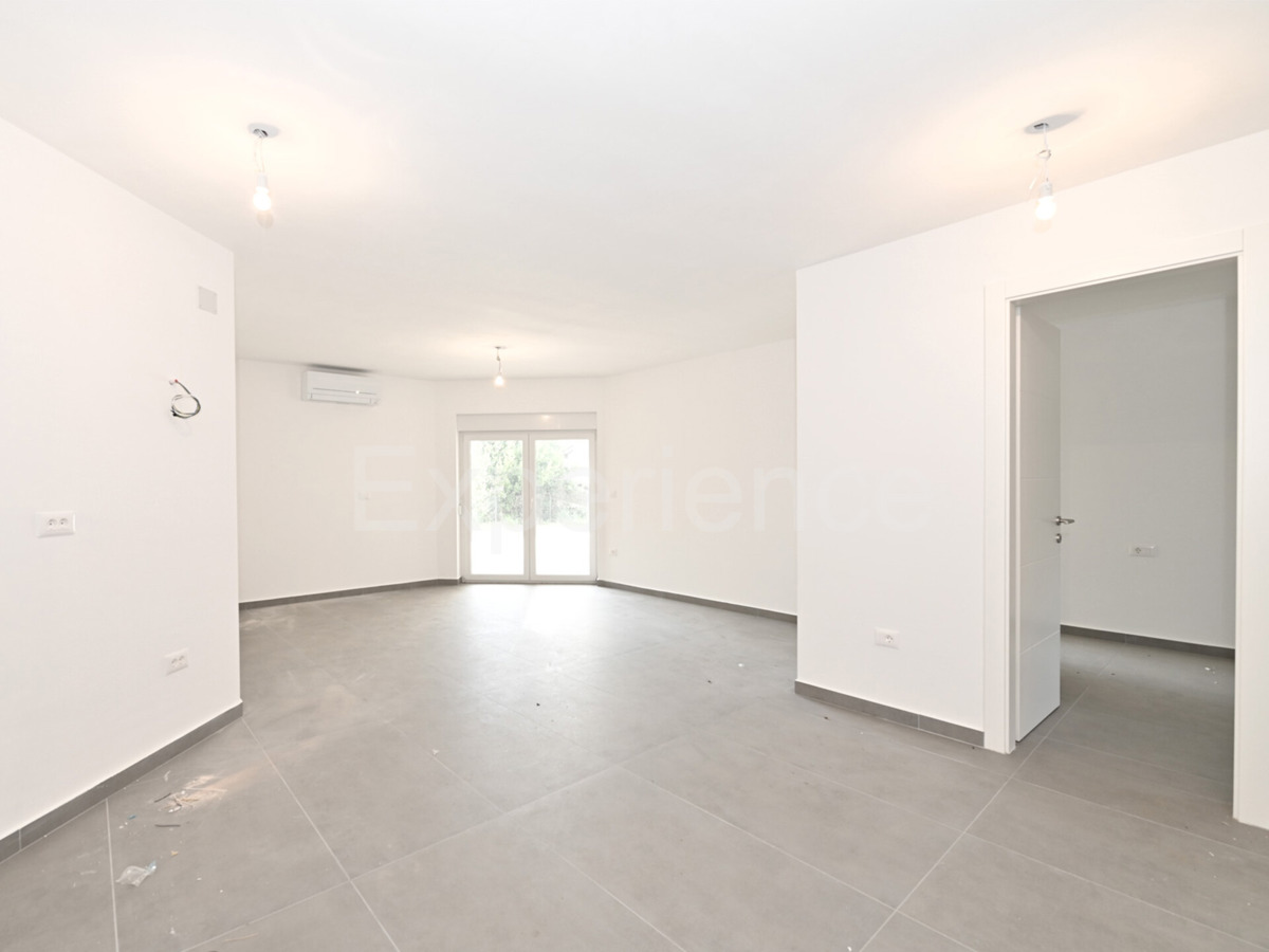 Savudrija – 500 m dalla spiaggia, appartamento al piano terra con giardino e garage!