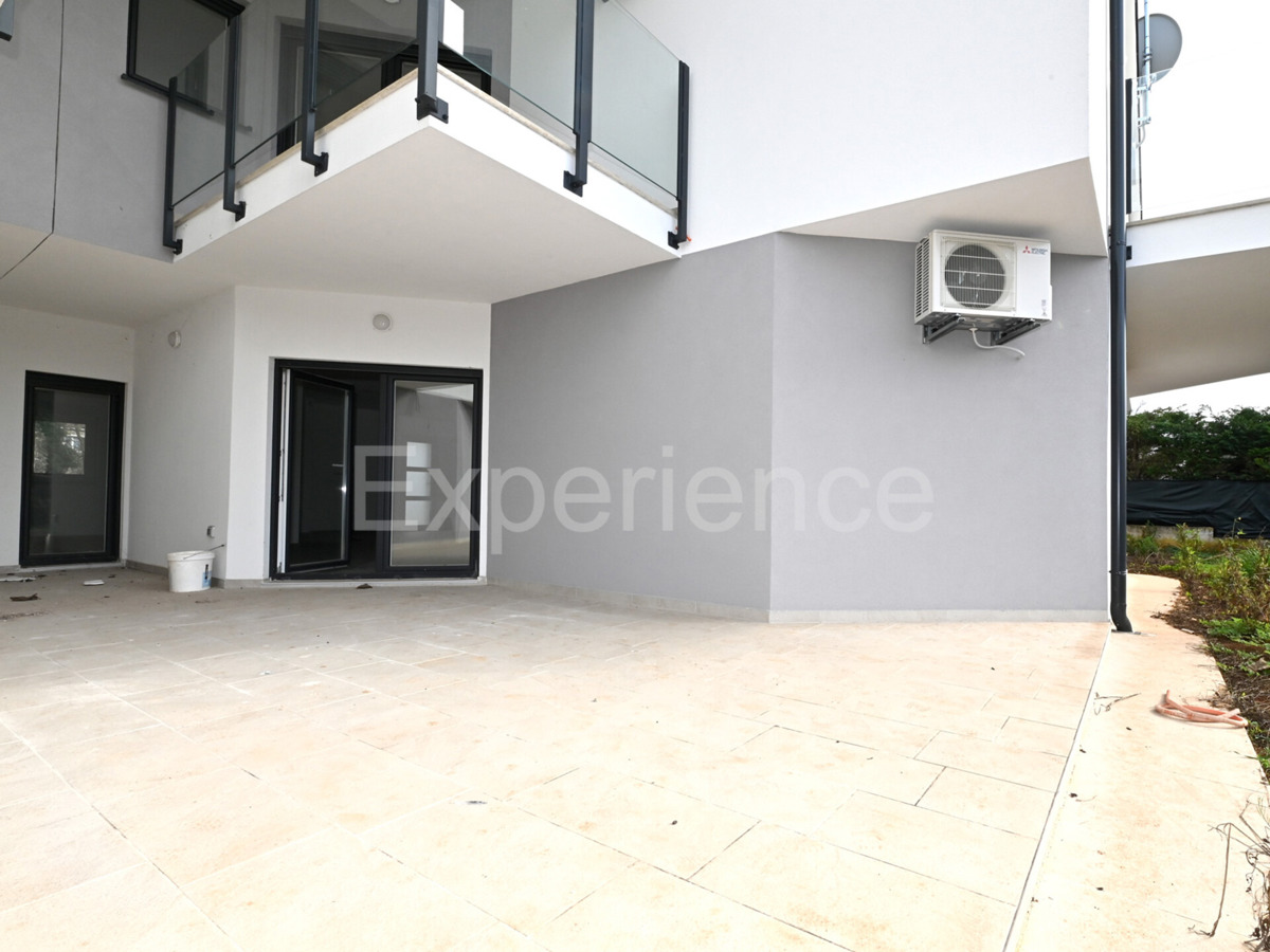 Savudrija – 500 m dalla spiaggia, appartamento al piano terra con giardino e garage!