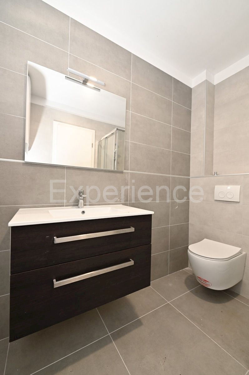 Savudrija – 500 m dalla spiaggia, appartamento al piano terra con giardino e garage!