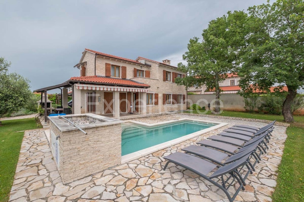 Istria, vicino a Parenzo - affascinante villa con piscina e garage!