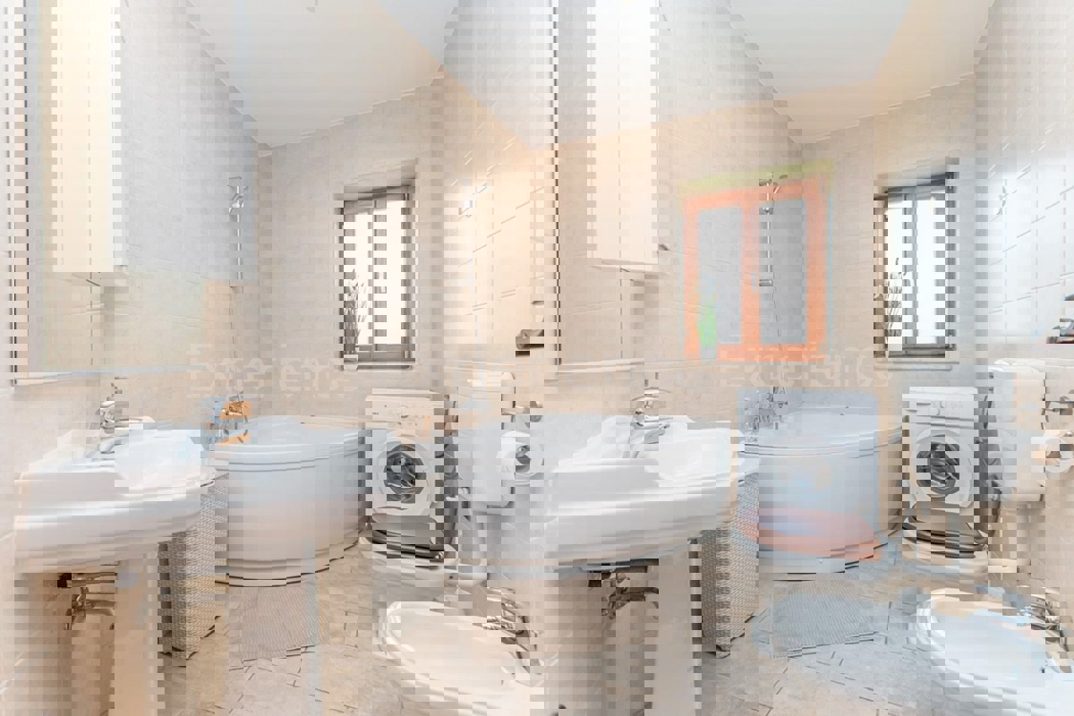 Istria, vicino a Parenzo - affascinante villa con piscina e garage