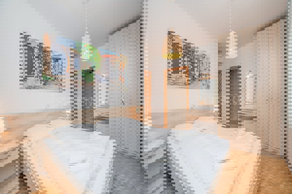 Istria, vicino a Parenzo - affascinante villa con piscina e garage