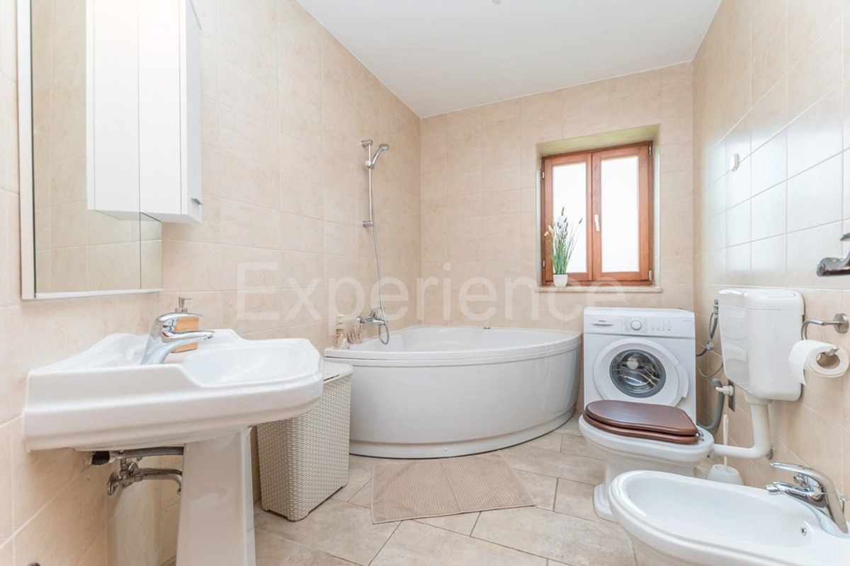 Istria, vicino a Parenzo - affascinante villa con piscina e garage