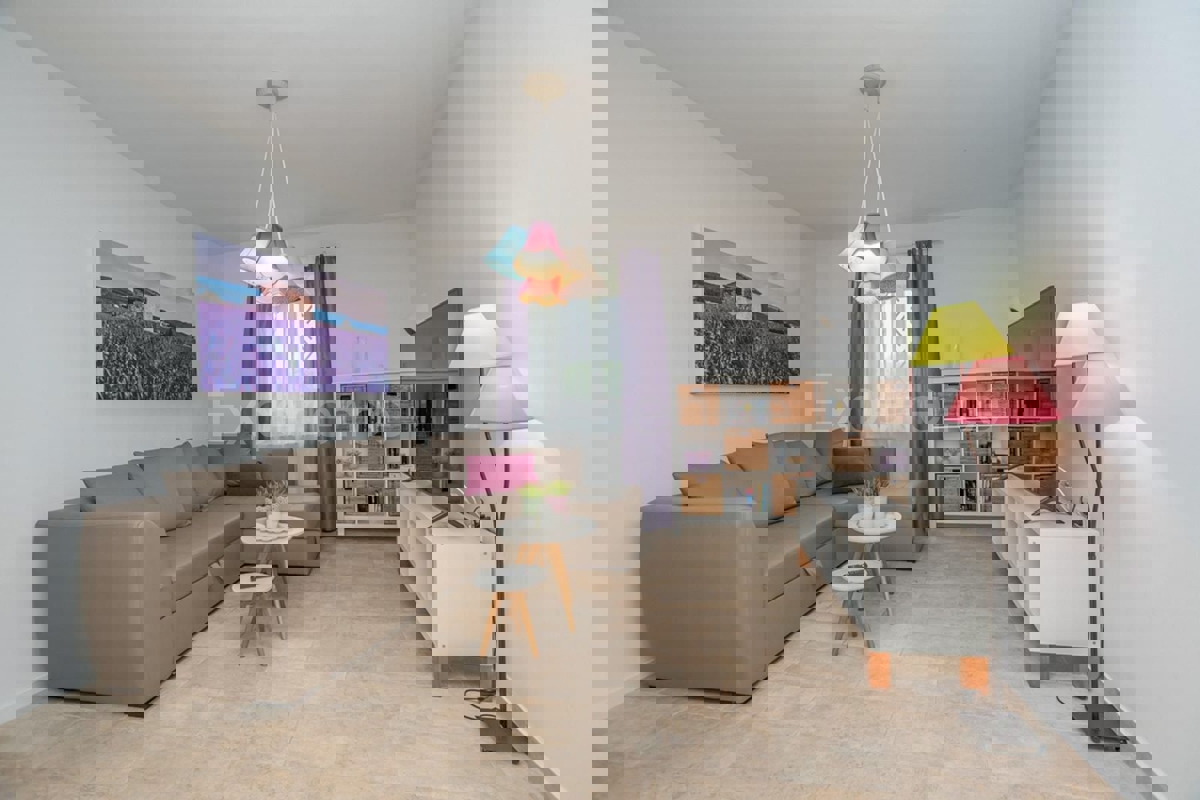 Istria, vicino a Parenzo - affascinante villa con piscina e garage