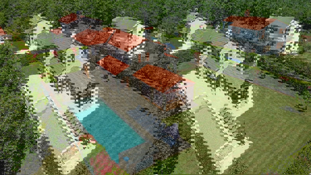 Istria, vicino a Parenzo - affascinante villa con piscina e garage