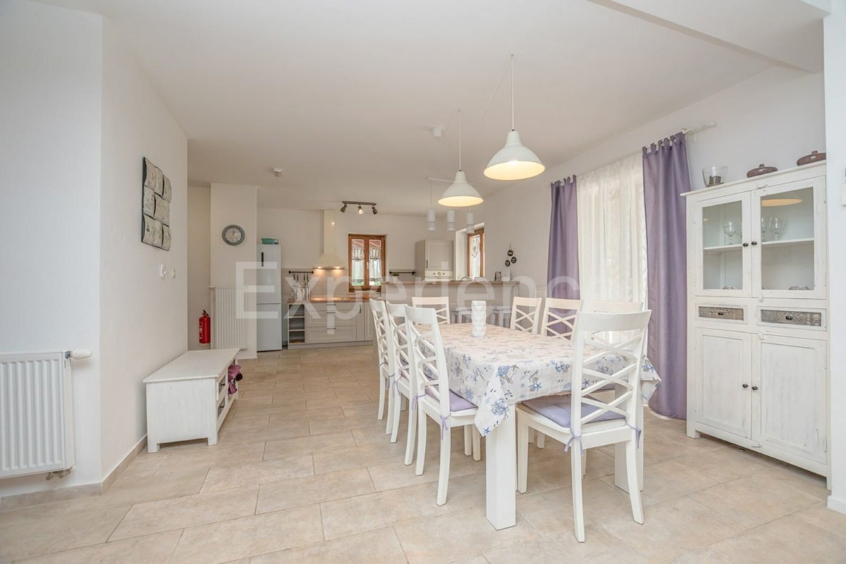 Istria, vicino a Parenzo - affascinante villa con piscina e garage