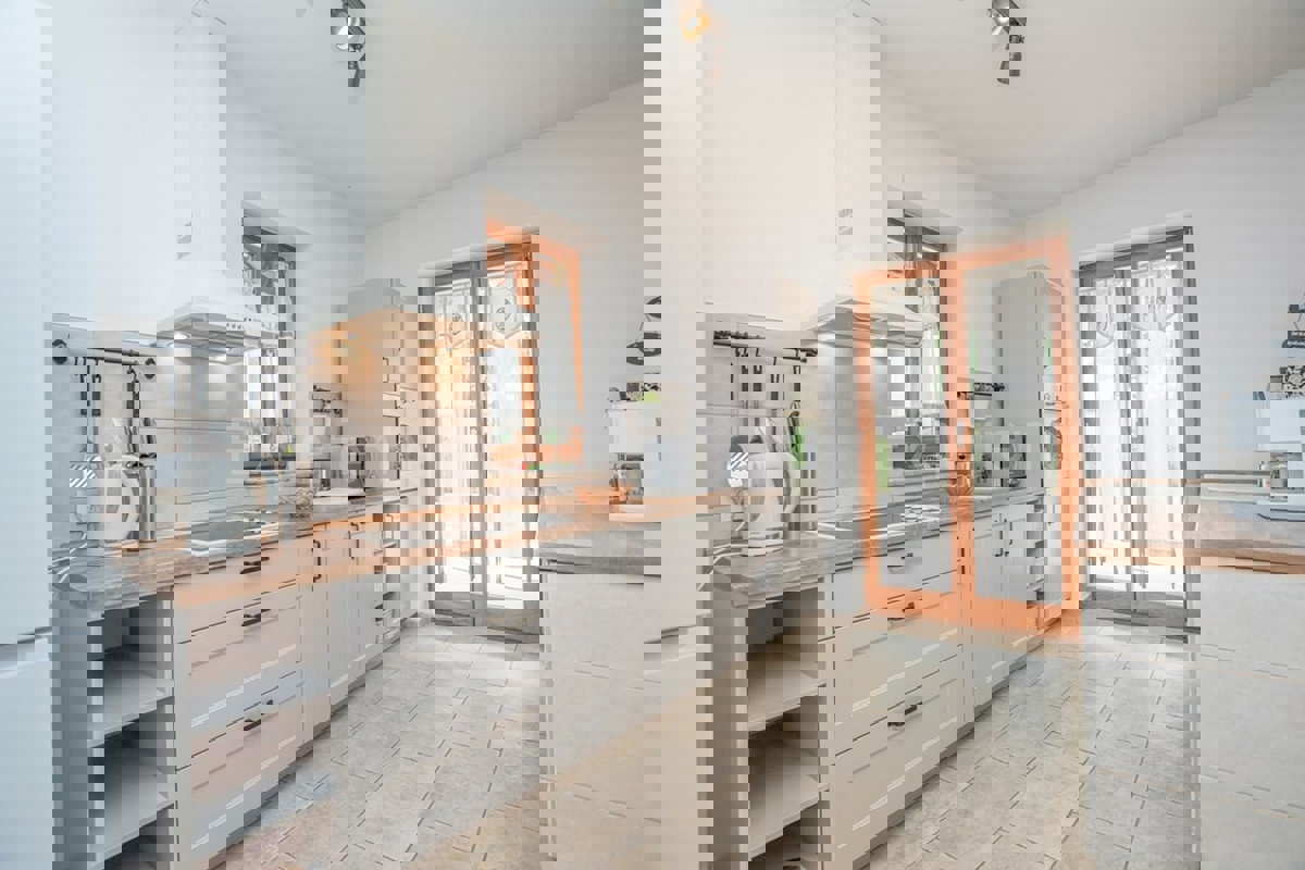 Istria, vicino a Parenzo - affascinante villa con piscina e garage