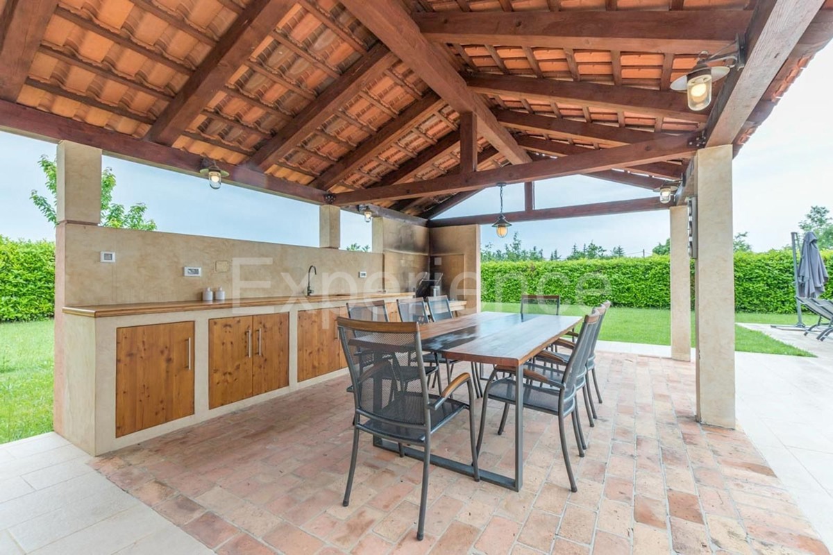 Istria, vicino a Parenzo - affascinante villa con piscina e garage