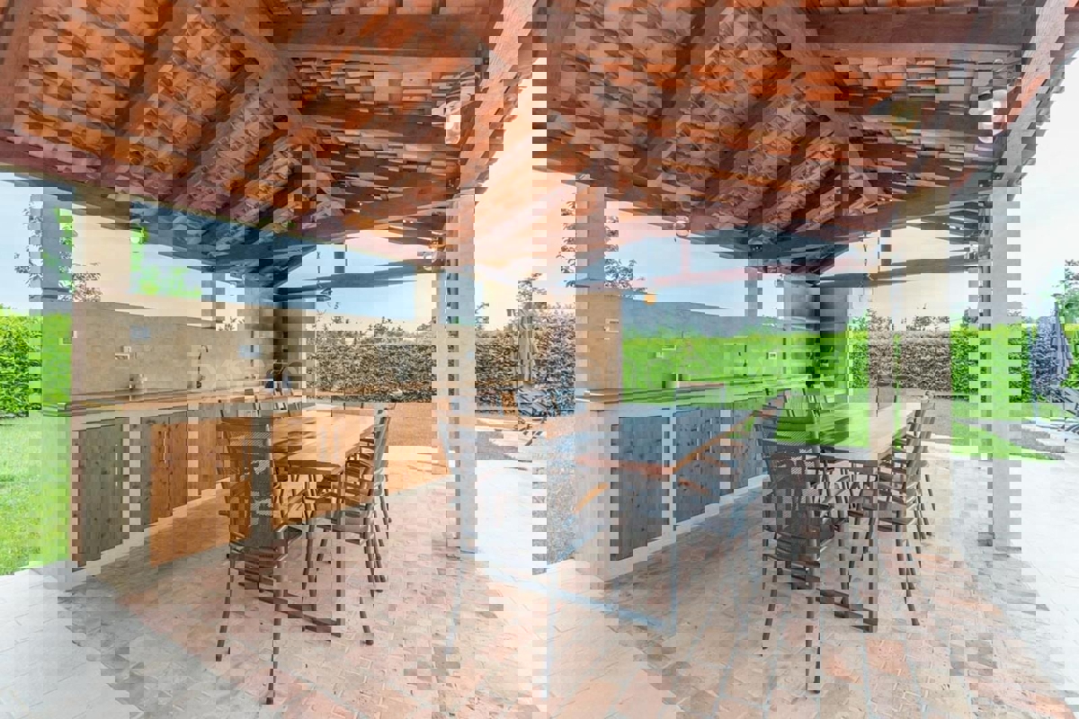 Istria, vicino a Parenzo - affascinante villa con piscina e garage