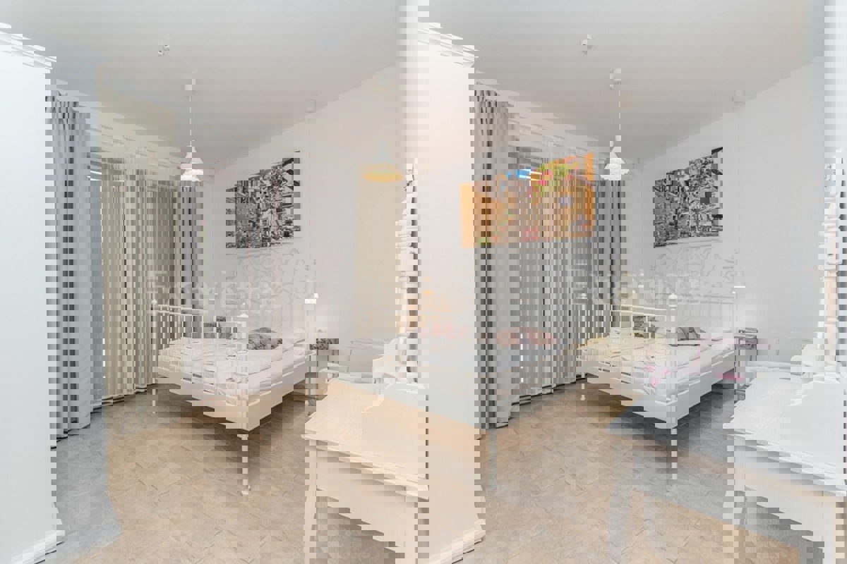 Istria, vicino a Parenzo - affascinante villa con piscina e garage