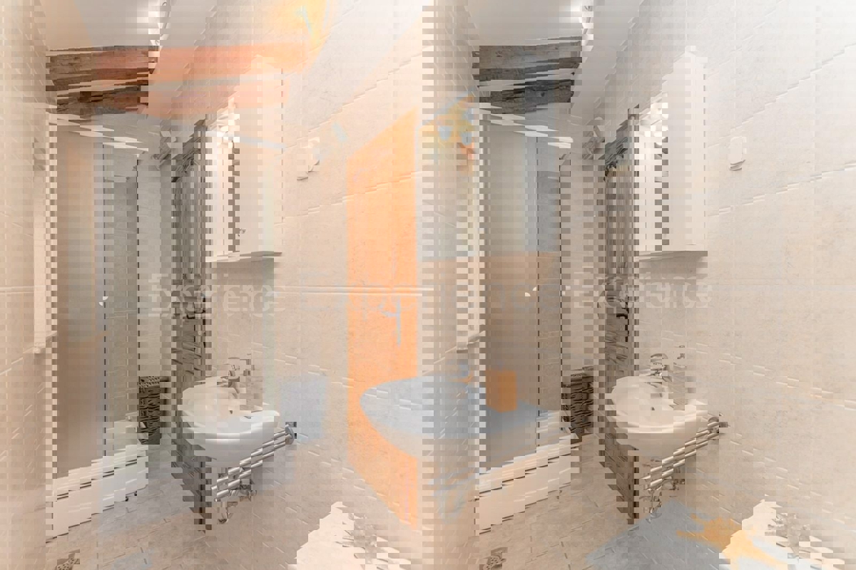 Istria, vicino a Parenzo - affascinante villa con piscina e garage