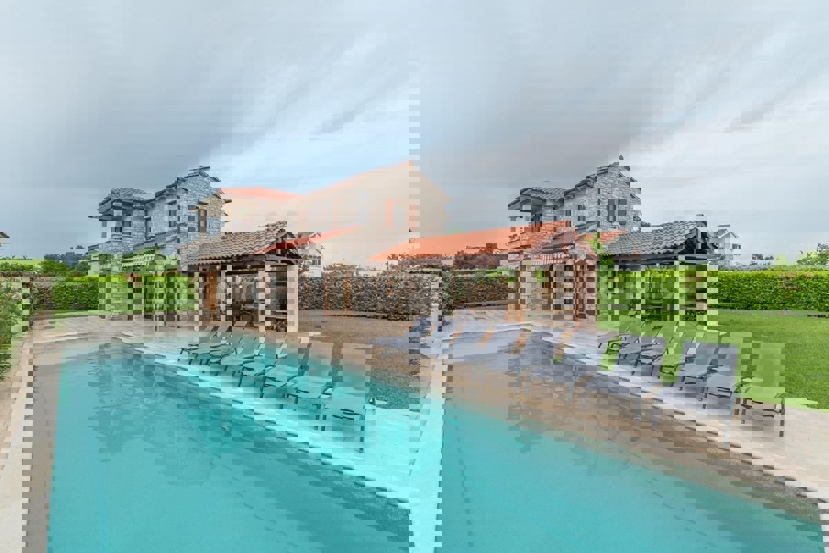 Istria, vicino a Parenzo - affascinante villa con piscina e garage