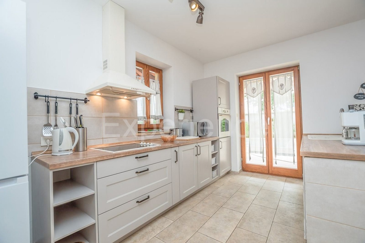 Istria, vicino a Parenzo - affascinante villa con piscina e garage