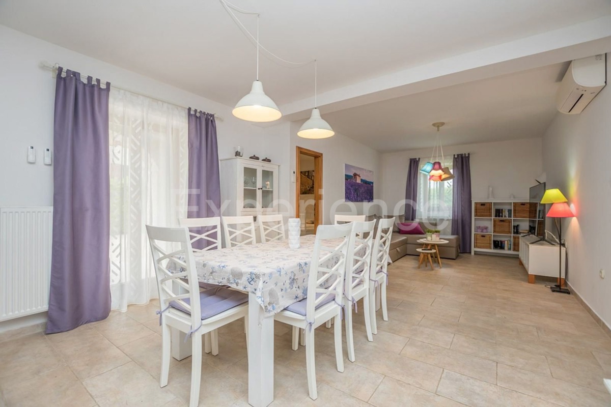 Istria, vicino a Parenzo - affascinante villa con piscina e garage