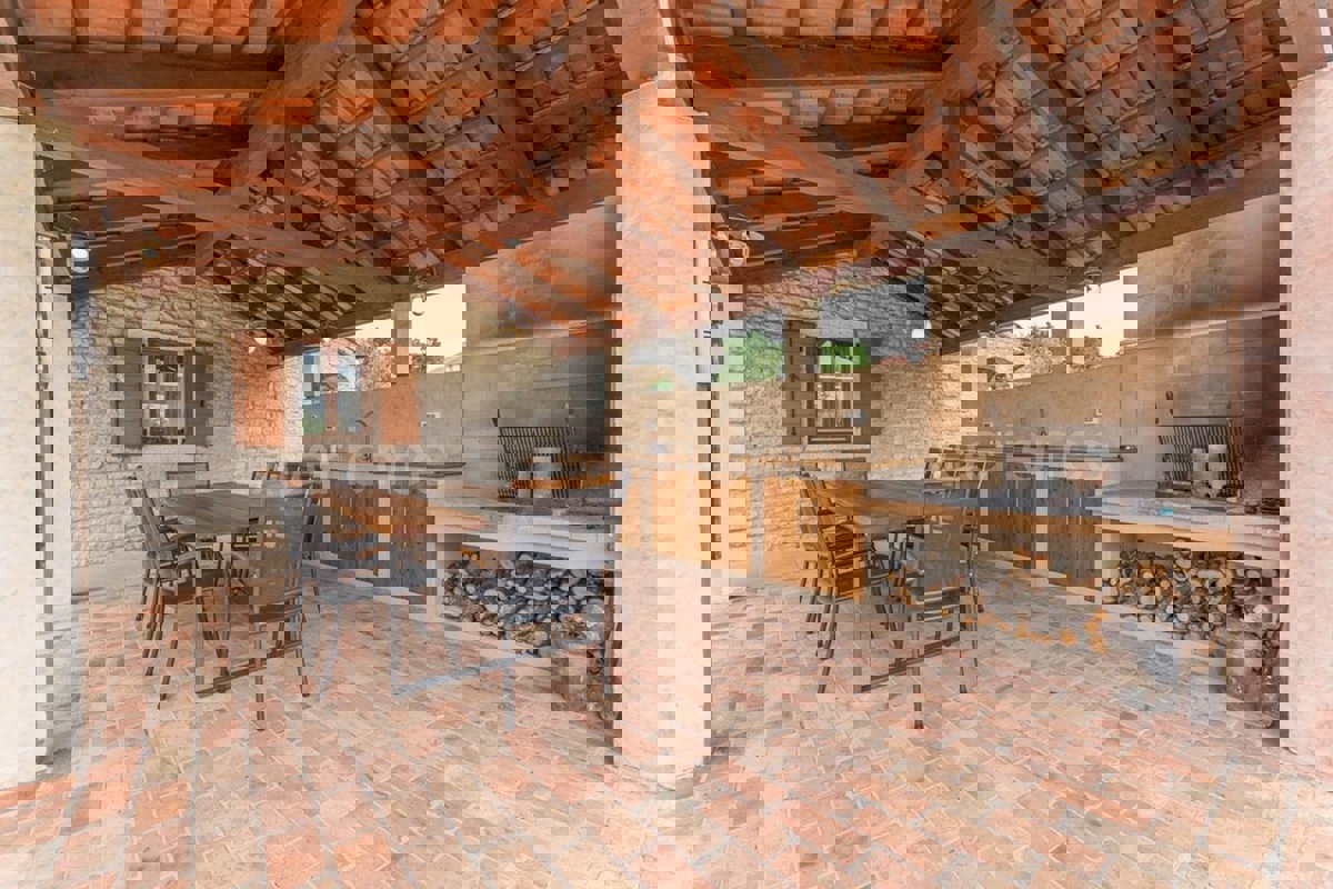 Istria, vicino a Parenzo - affascinante villa con piscina e garage