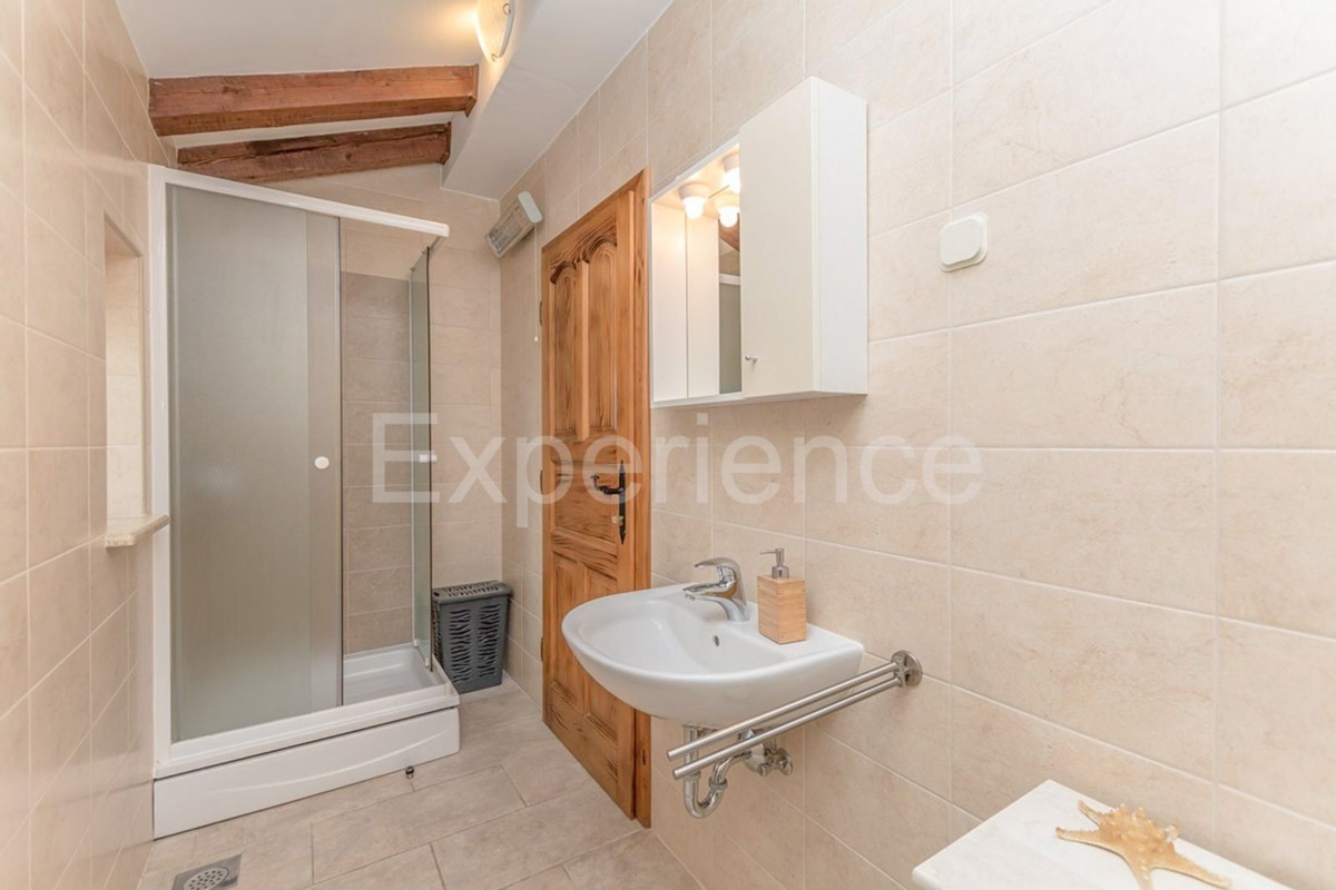 Istria, vicino a Parenzo - affascinante villa con piscina e garage