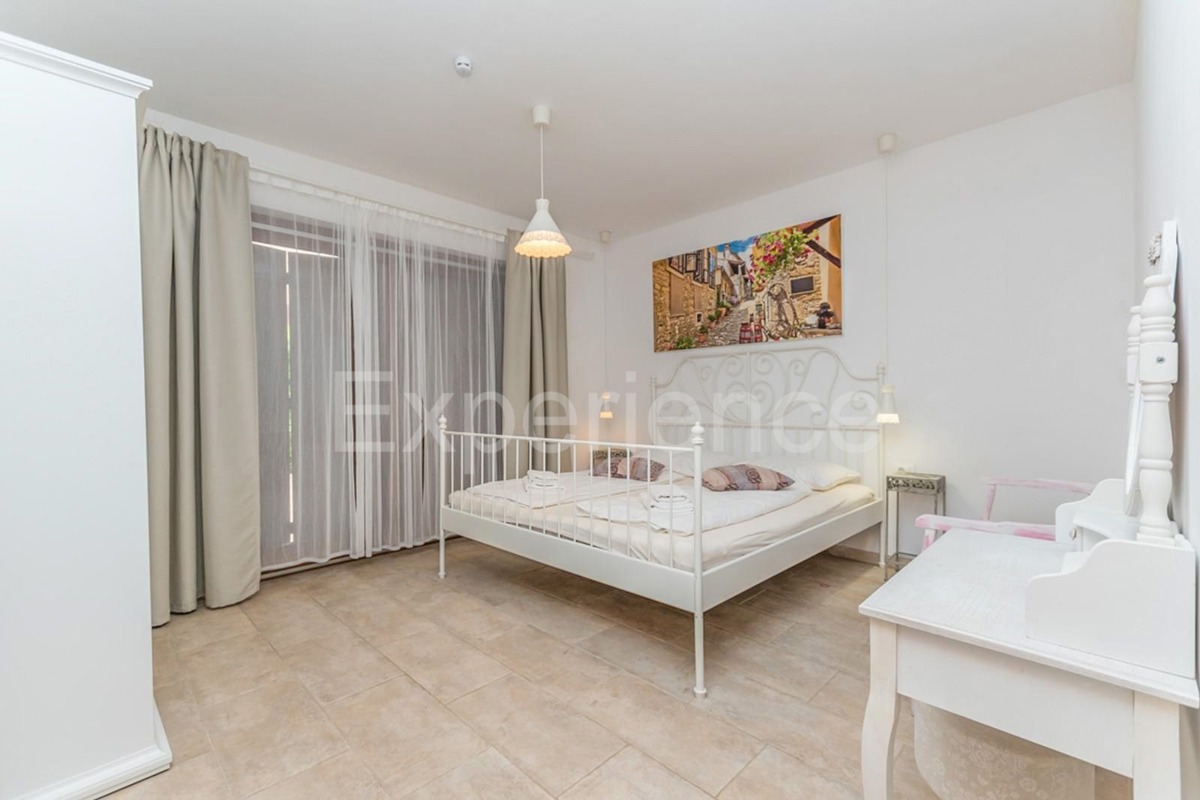 Istria, vicino a Parenzo - affascinante villa con piscina e garage