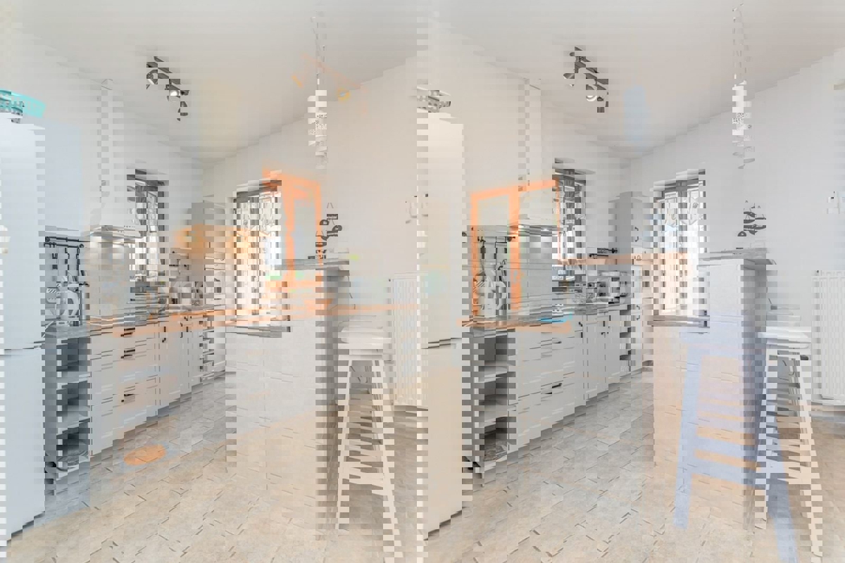 Istria, vicino a Parenzo - affascinante villa con piscina e garage