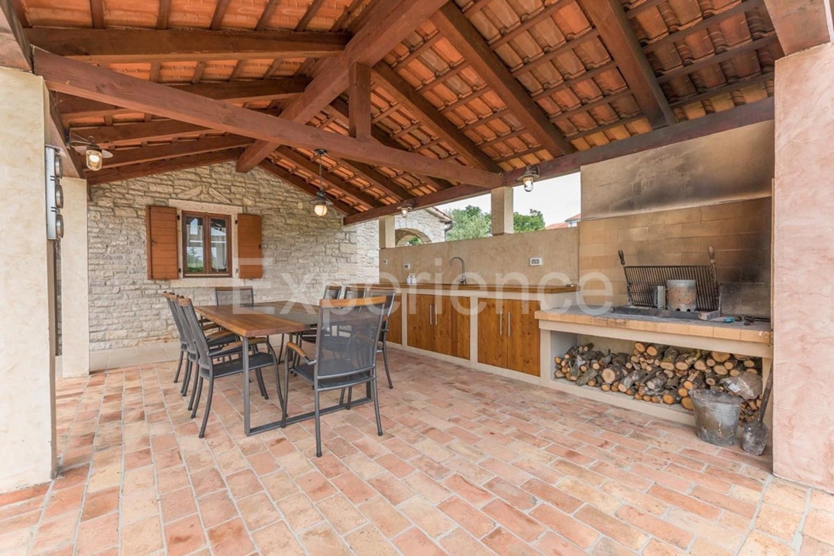 Istria, vicino a Parenzo - affascinante villa con piscina e garage