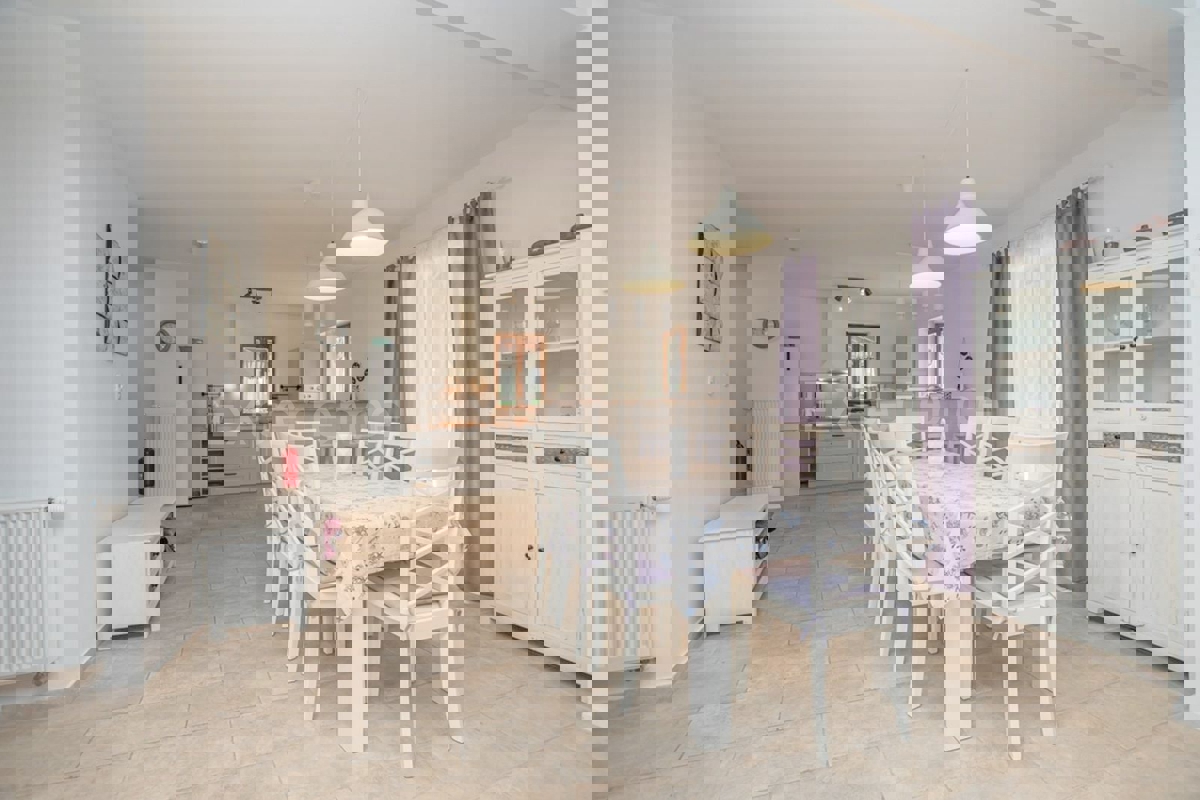 Istria, vicino a Parenzo - affascinante villa con piscina e garage