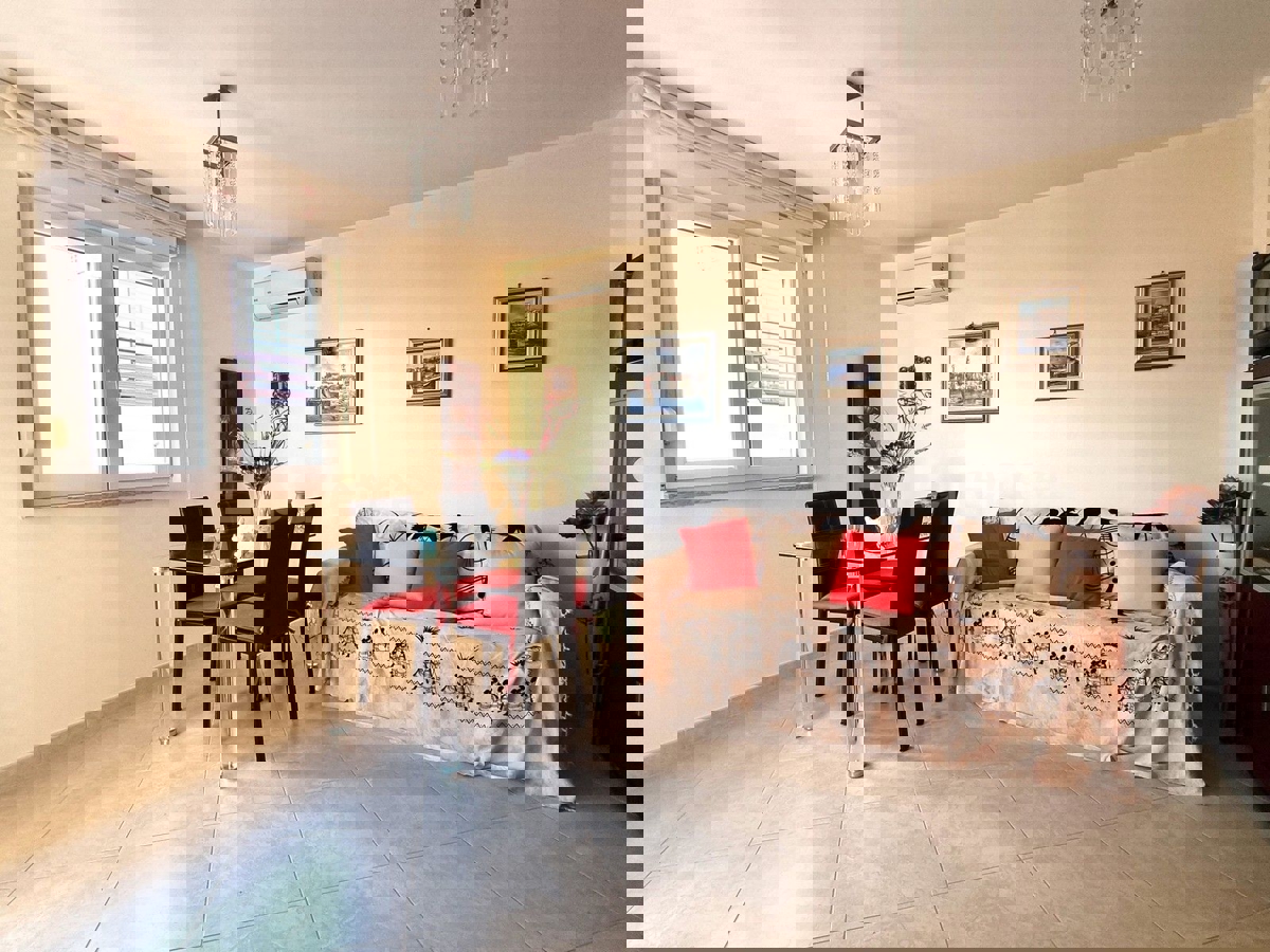 OCCASIONE! Cittanova - a 500 m dalla spiaggia, appartamento al 1. piano, VISTA MARE!