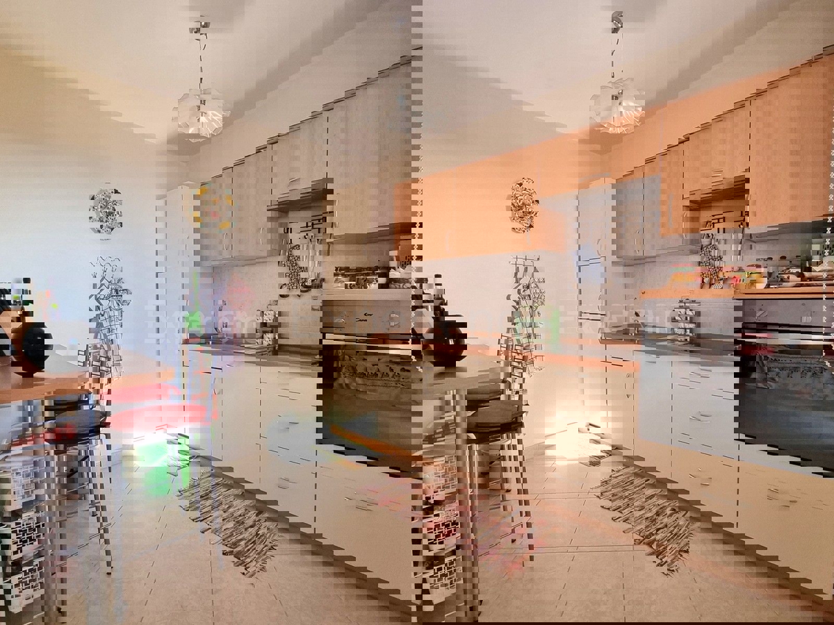 OCCASIONE! Cittanova - a 500 m dalla spiaggia, appartamento al 1. piano, VISTA MARE!