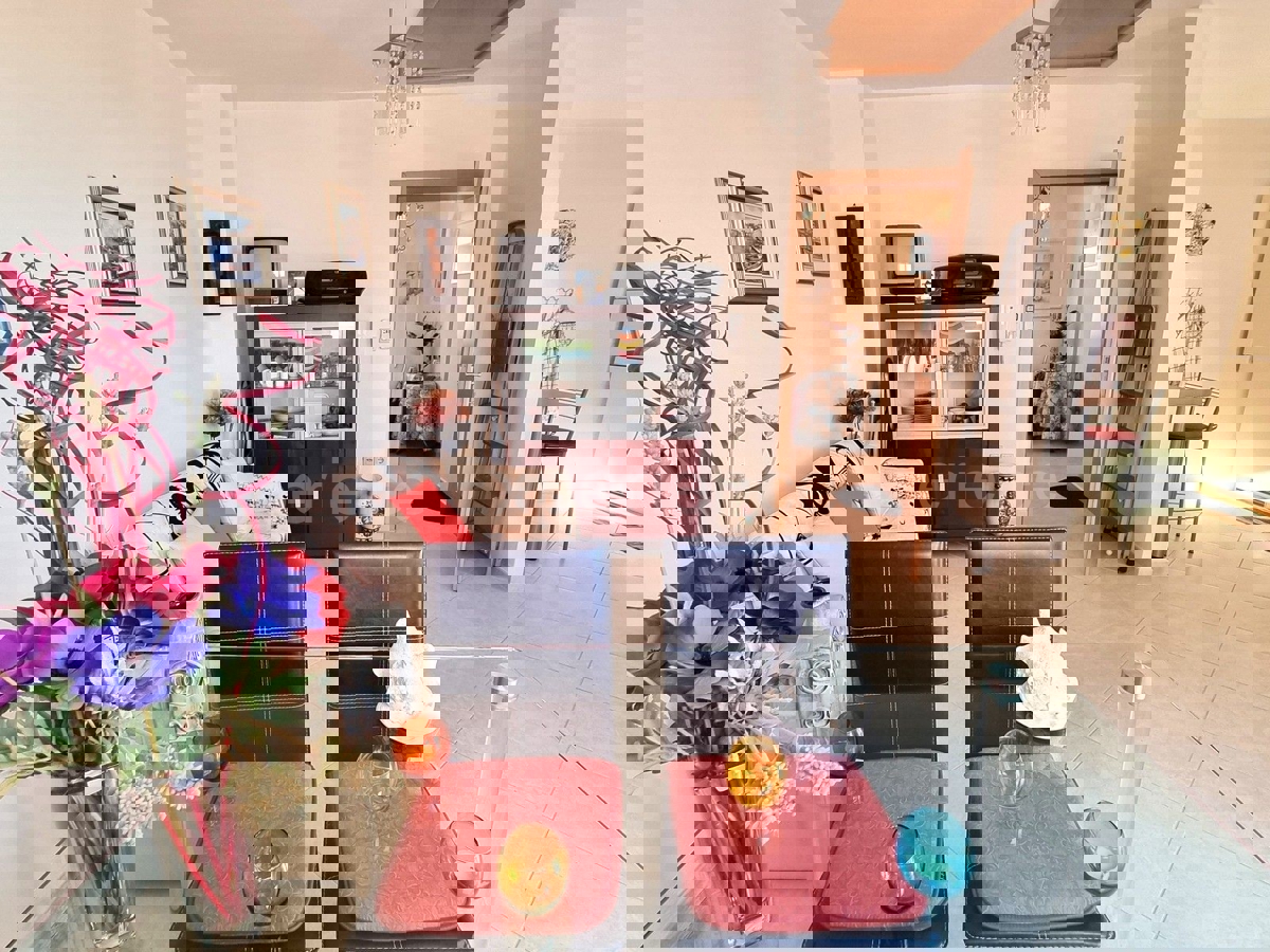 OCCASIONE! Cittanova - a 500 m dalla spiaggia, appartamento al 1. piano, VISTA MARE!