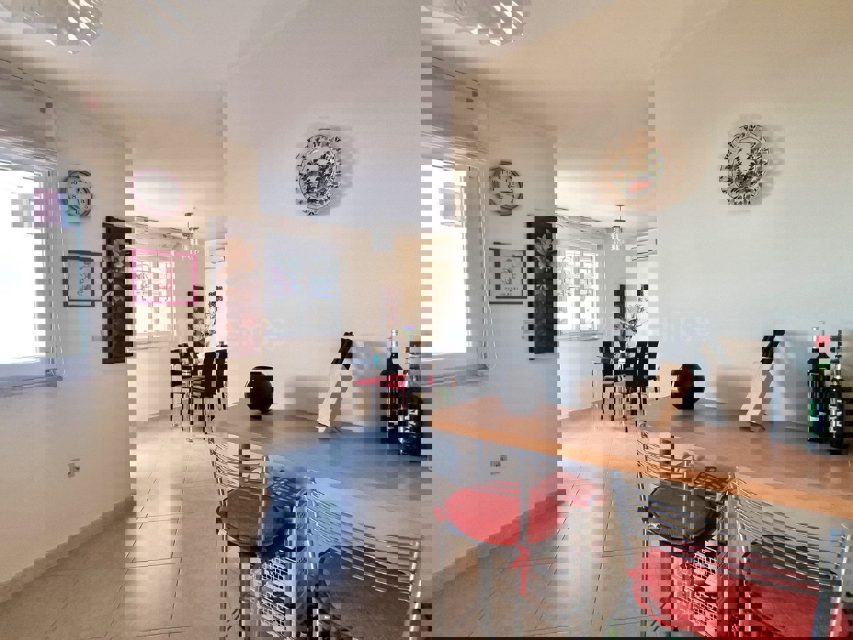 OCCASIONE! Cittanova - a 500 m dalla spiaggia, appartamento al 1. piano, VISTA MARE!