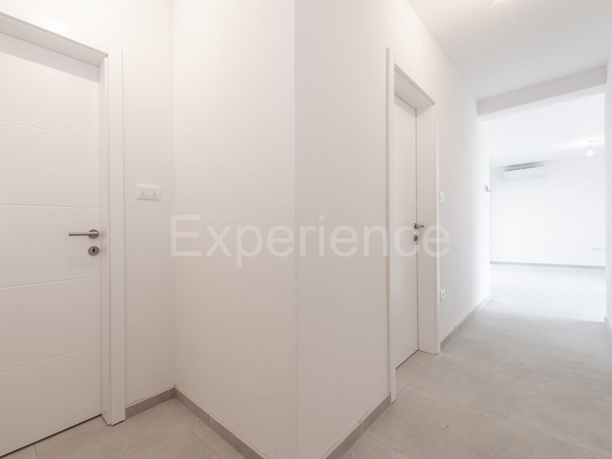 Vicino a Parenzo - a circa 1,8 km dal mare, appartamento in un nuovo edificio, deposito, ASCENSORE!