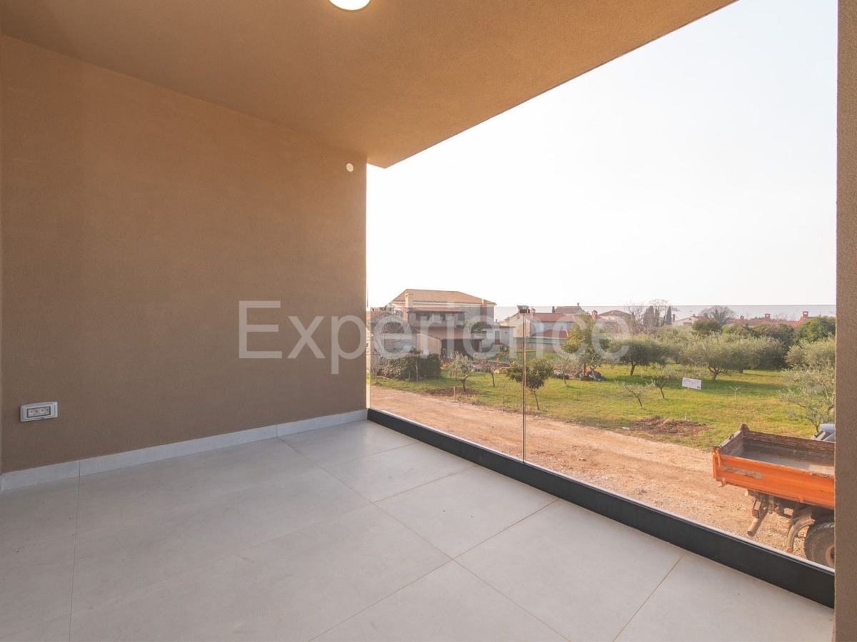 Vicino a Parenzo - a circa 1,8 km dal mare, appartamento in un nuovo edificio, deposito, ASCENSORE!