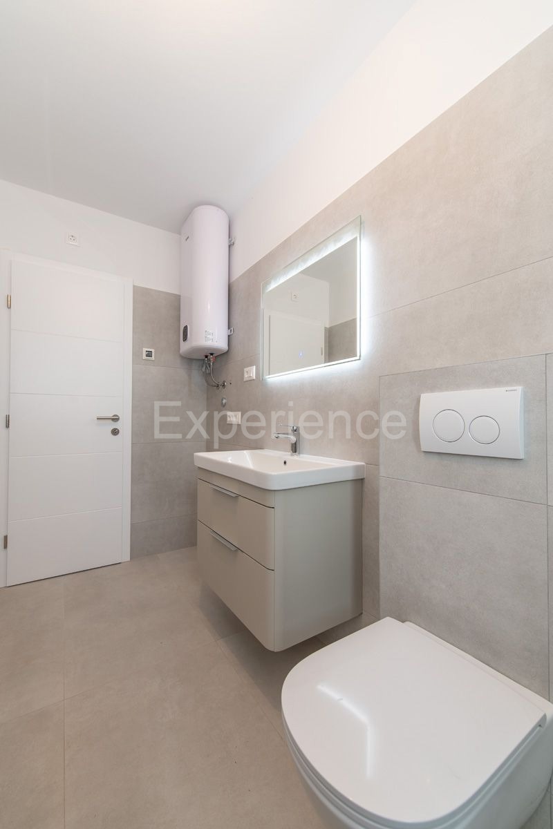 Vicino a Parenzo - a circa 1,8 km dal mare, appartamento in un nuovo edificio, deposito, ASCENSORE!