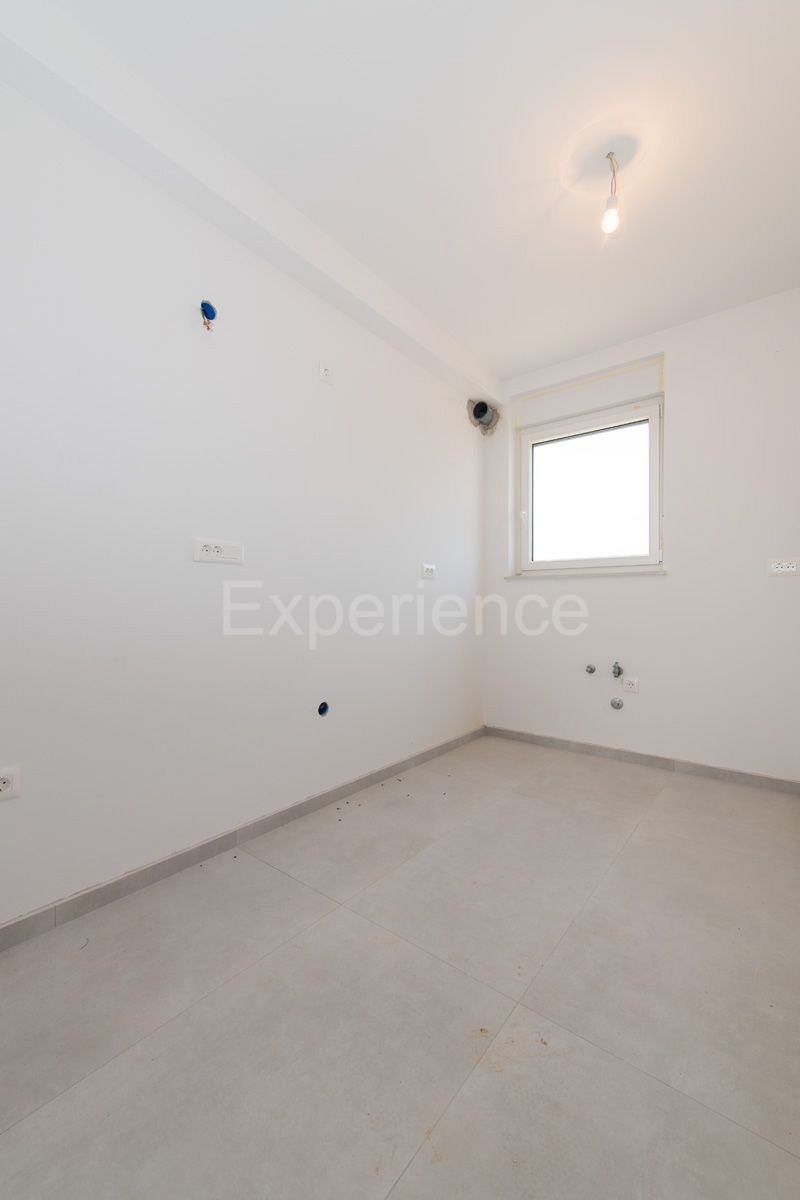 Vicino a Parenzo - a circa 1,8 km dal mare, appartamento in un nuovo edificio, deposito, ASCENSORE!