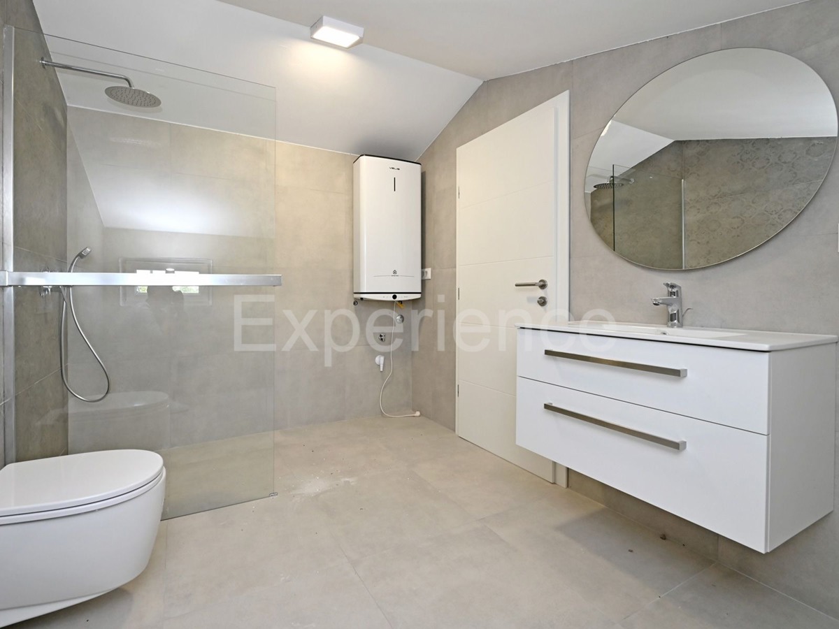 ISTRIA, vicino a Parenzo - appartamento con 3 camere da letto, VISTA MARE!