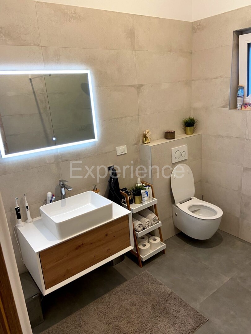 OFFERTA SPECIALE! Nelle vicinanze di Parenzo – casa bifamiliare di nuova costruzione con 3 camere da letto!