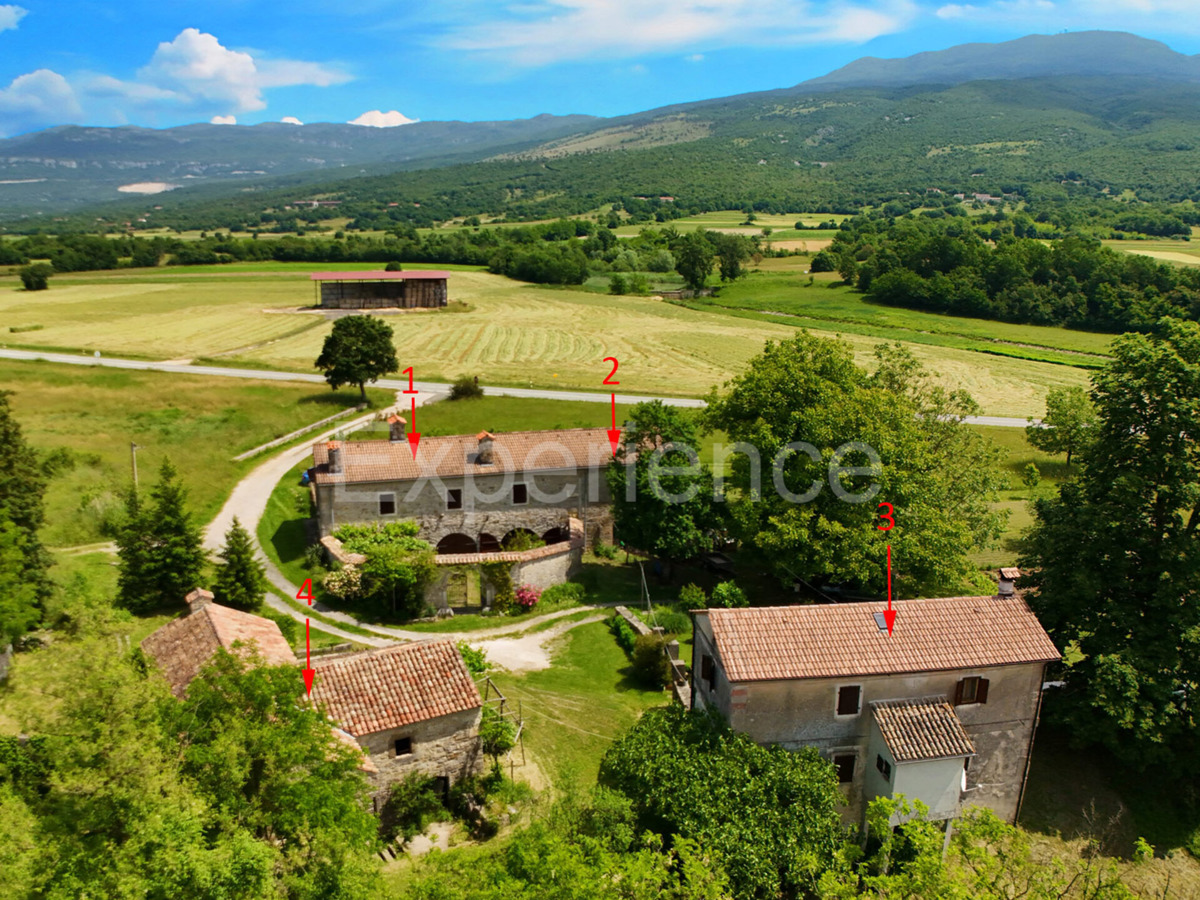 Villaggio istriano privato – 4 case, 3,4 ha + terreno edificabile, infrastrutture