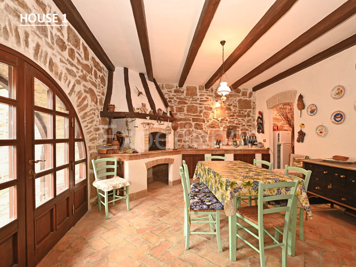 Villaggio istriano privato – 4 case, 3,4 ha + terreno edificabile, infrastrutture