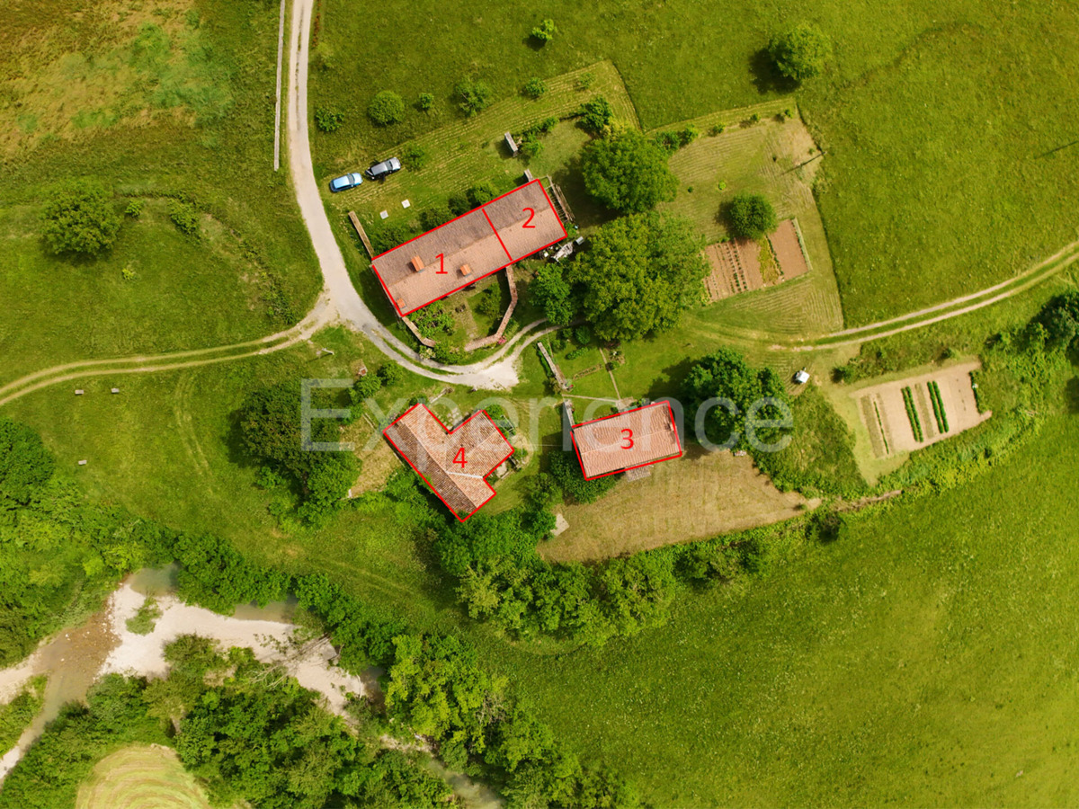 Villaggio istriano privato – 4 case, 3,4 ha + terreno edificabile, infrastrutture