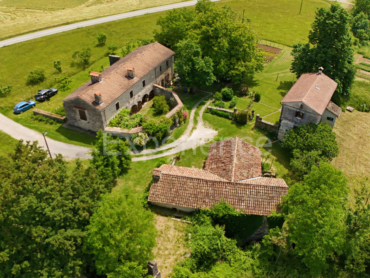 Villaggio istriano privato – 4 case, 3,4 ha + terreno edificabile, infrastrutture