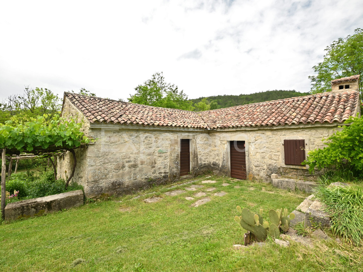 Villaggio istriano privato – 4 case, 3,4 ha + terreno edificabile, infrastrutture