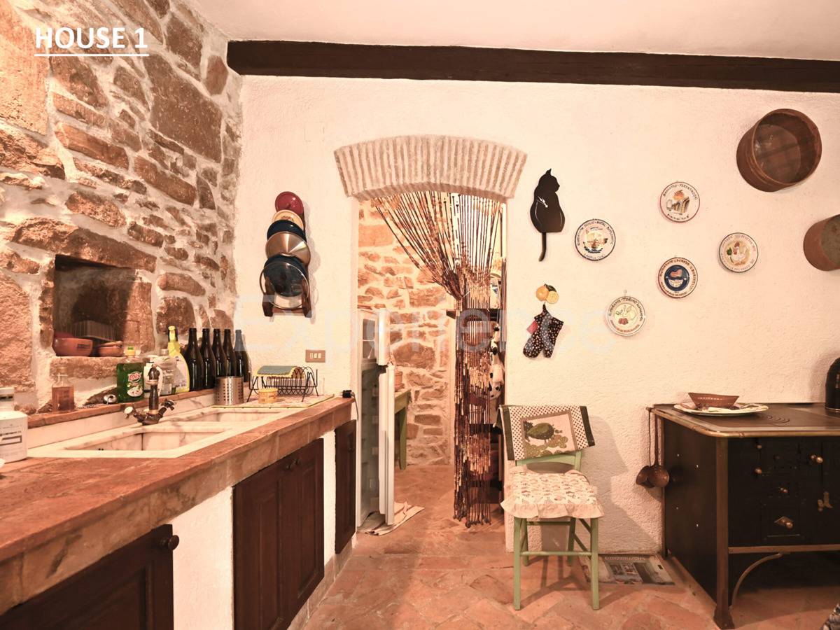 Villaggio istriano privato – 4 case, 3,4 ha + terreno edificabile, infrastrutture