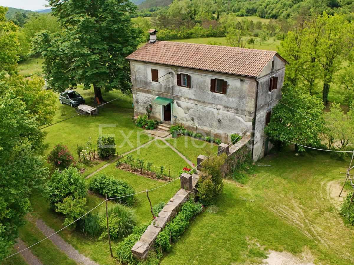 Villaggio istriano privato – 4 case, 3,4 ha + terreno edificabile, infrastrutture