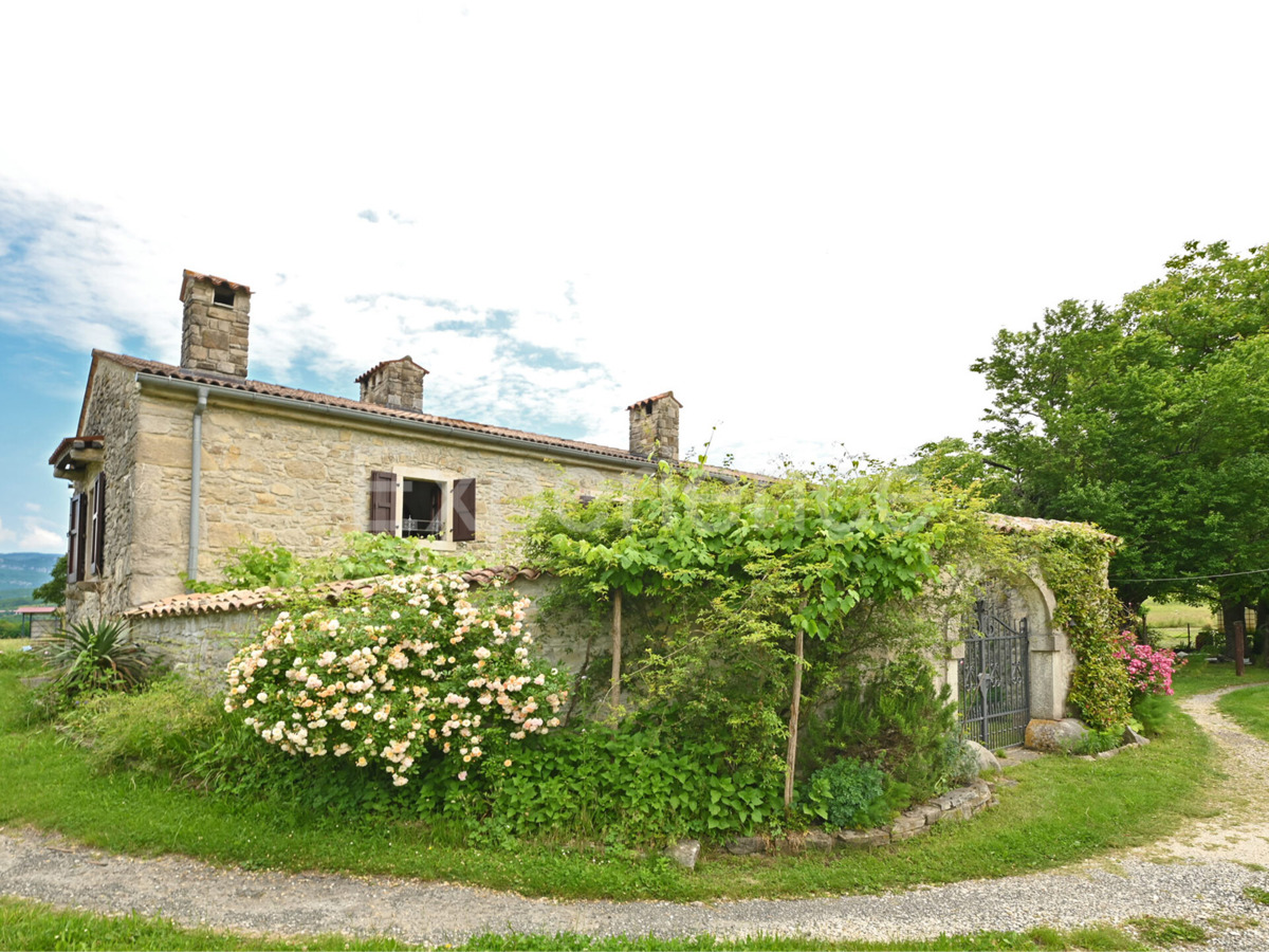 Villaggio istriano privato – 4 case, 3,4 ha + terreno edificabile, infrastrutture