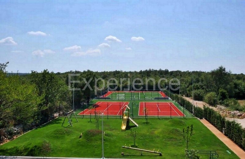 Villa di lusso vicino Sv. Lovreč, vista mare, campi da tennis