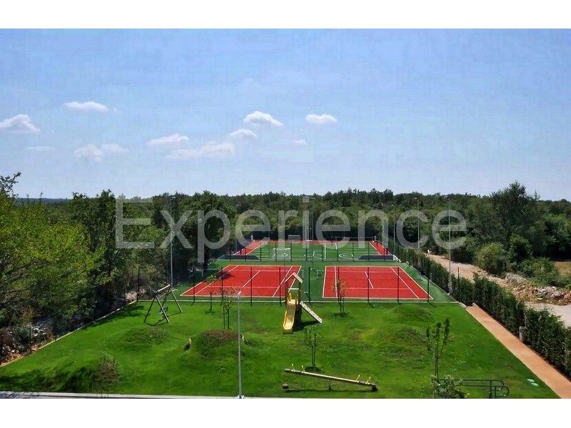 Villa di lusso vicino Sv. Lovreč, vista mare, campi da tennis