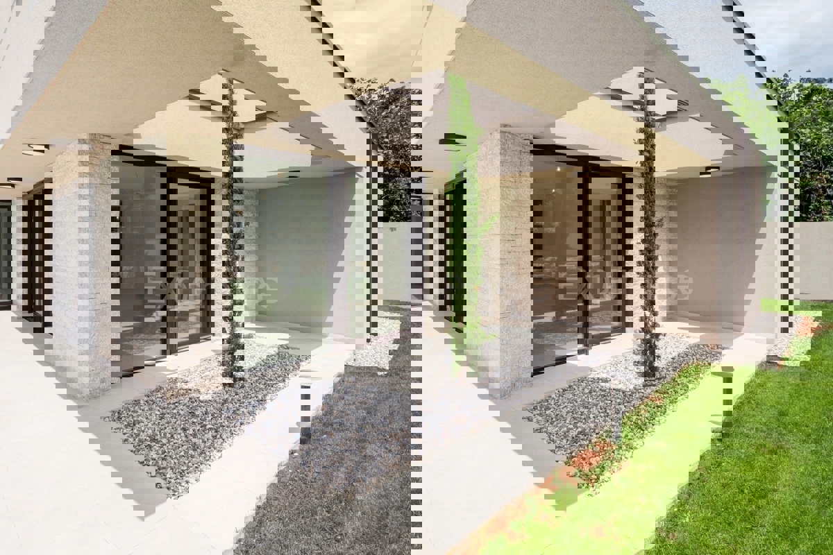 Parenzo, villa moderna con vista, piscina, sauna e cucina estiva