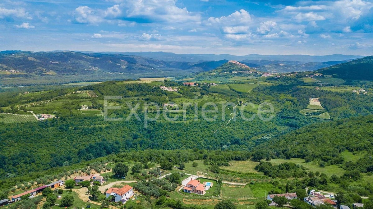 ATTRAENTE! Terreno edificabile con VISTA APERTA SU MONTONA