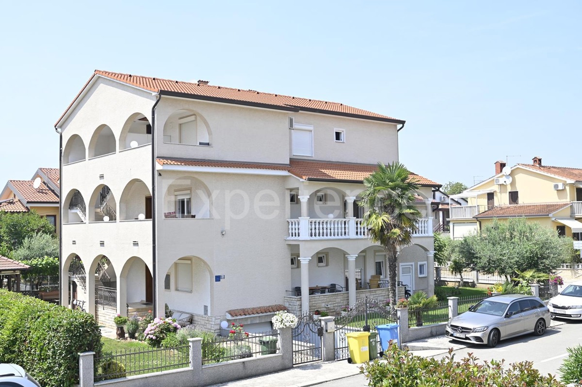 Parenzo - a circa 1.000 m dalla spiaggia, edificio residenziale con 7 appartamenti!